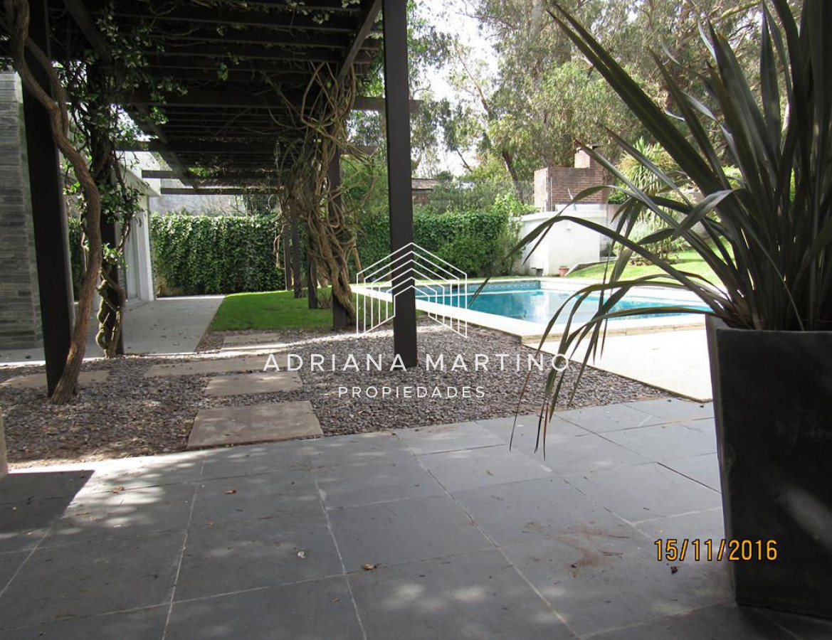 Casa ID.34091 - Casa en Rincón del Indio, a pocas cuadras del mar, con hermoso jardín y piscina