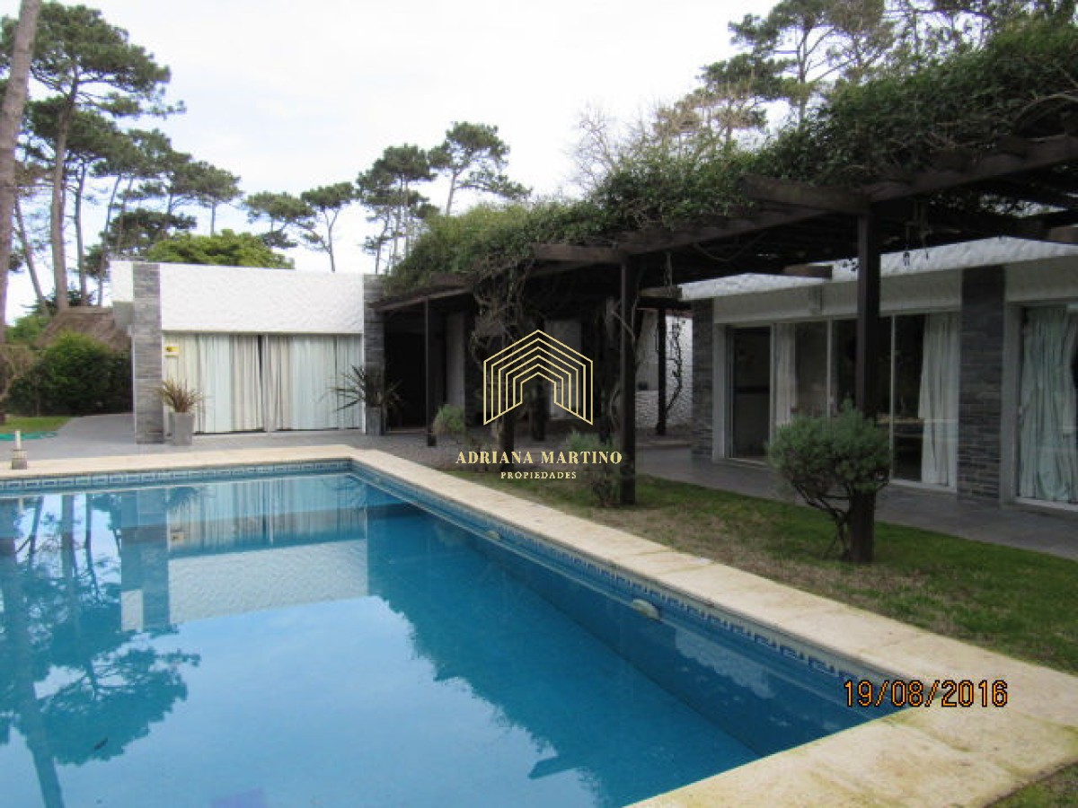 Casa en Rincón del Indio, a pocas cuadras del mar, con hermoso jardín y piscina