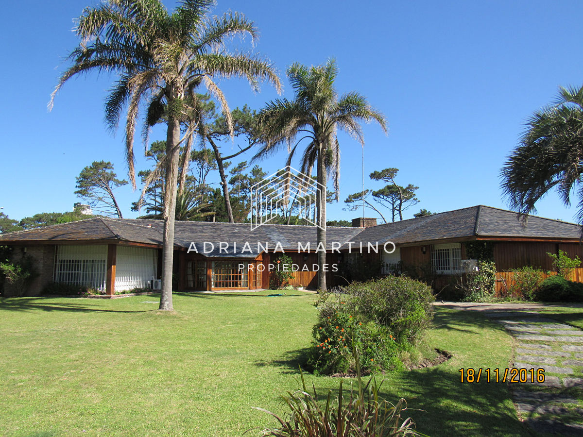 Gran casa a metros del mar espacios generosos y excelente construcción 