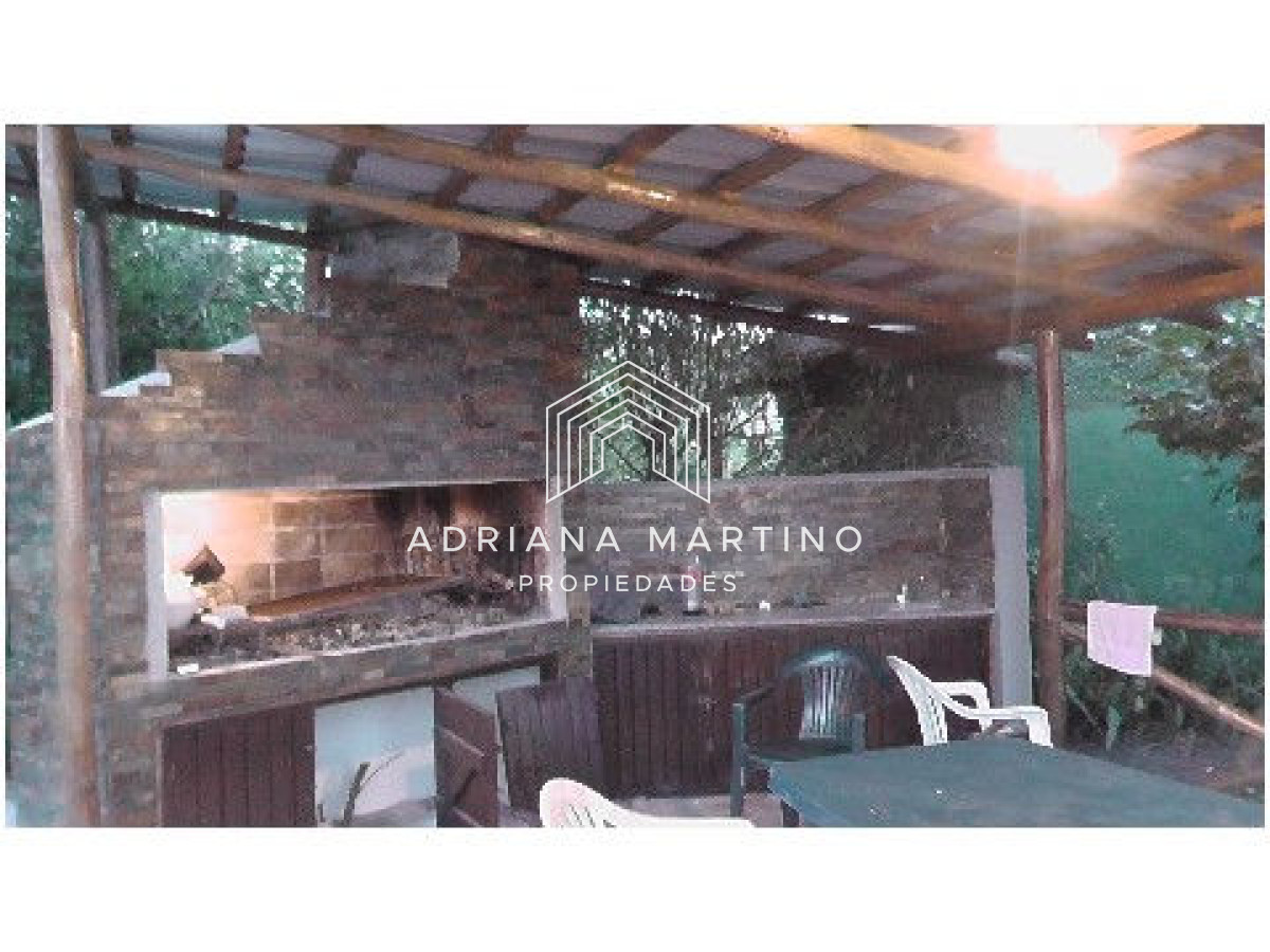 Casa ID.33379 - Casa en Pinares. Tres dormitorios, uno en suite, toilette, living comedor, dependencia de servicio. Piscina.