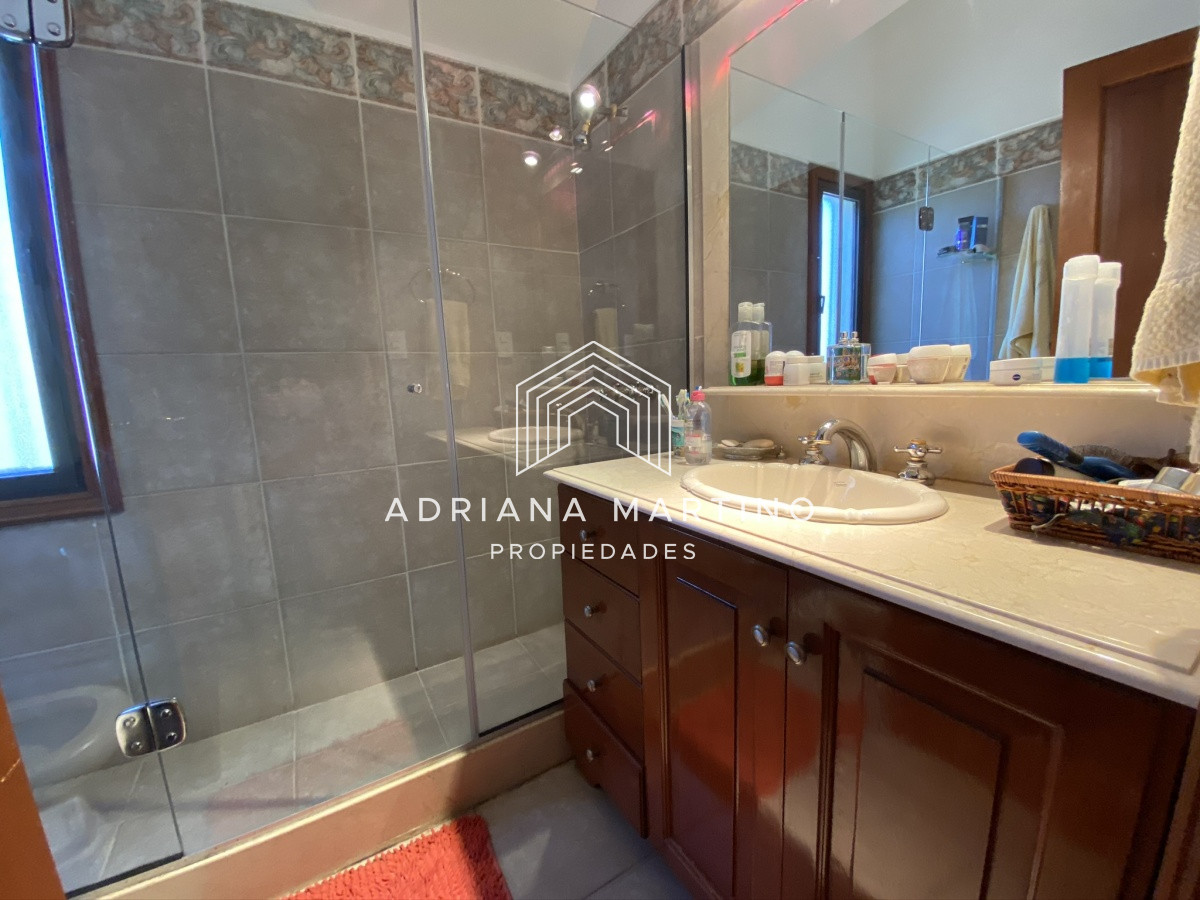 Casa ID.69114 - Espectacular casa a una cuadra de la playa. 7 dormitorios, 6 baños. Vista al mar. Amplios y luminosos ambientes, buena construcción. Buena ubicación
