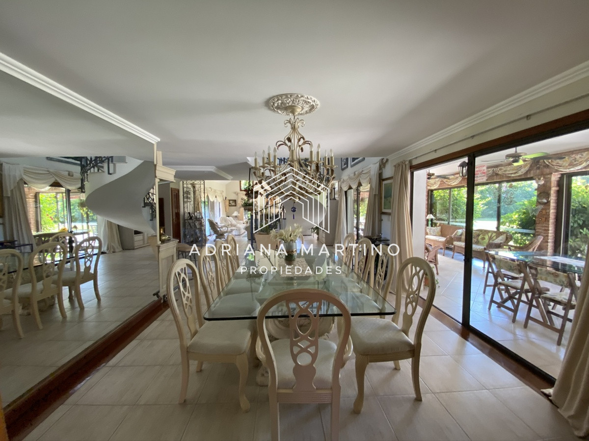 Casa ID.69114 - Espectacular casa a una cuadra de la playa. 7 dormitorios, 6 baños. Vista al mar. Amplios y luminosos ambientes, buena construcción. Buena ubicación