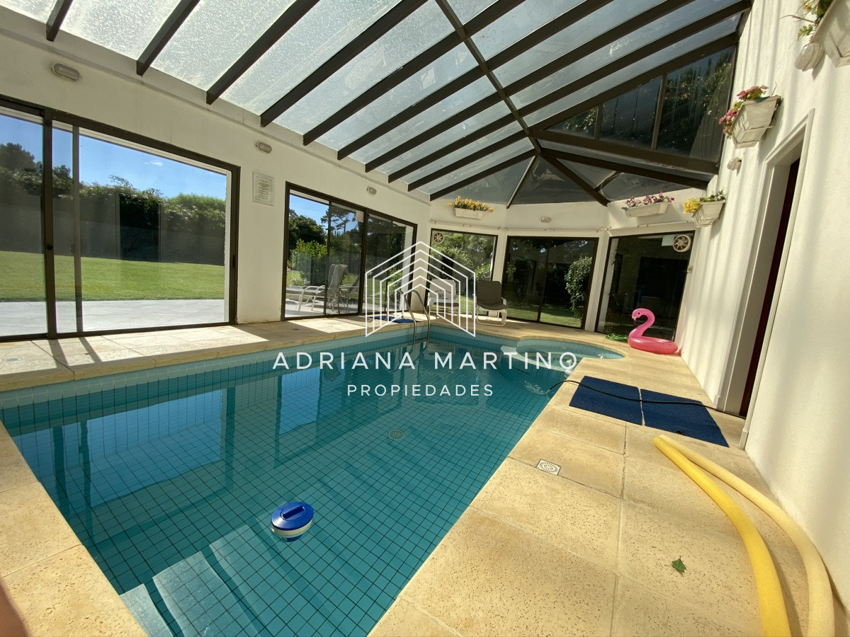 Casa ID.69114 - Espectacular casa a una cuadra de la playa. 7 dormitorios, 6 baños. Vista al mar. Amplios y luminosos ambientes, buena construcción. Buena ubicación