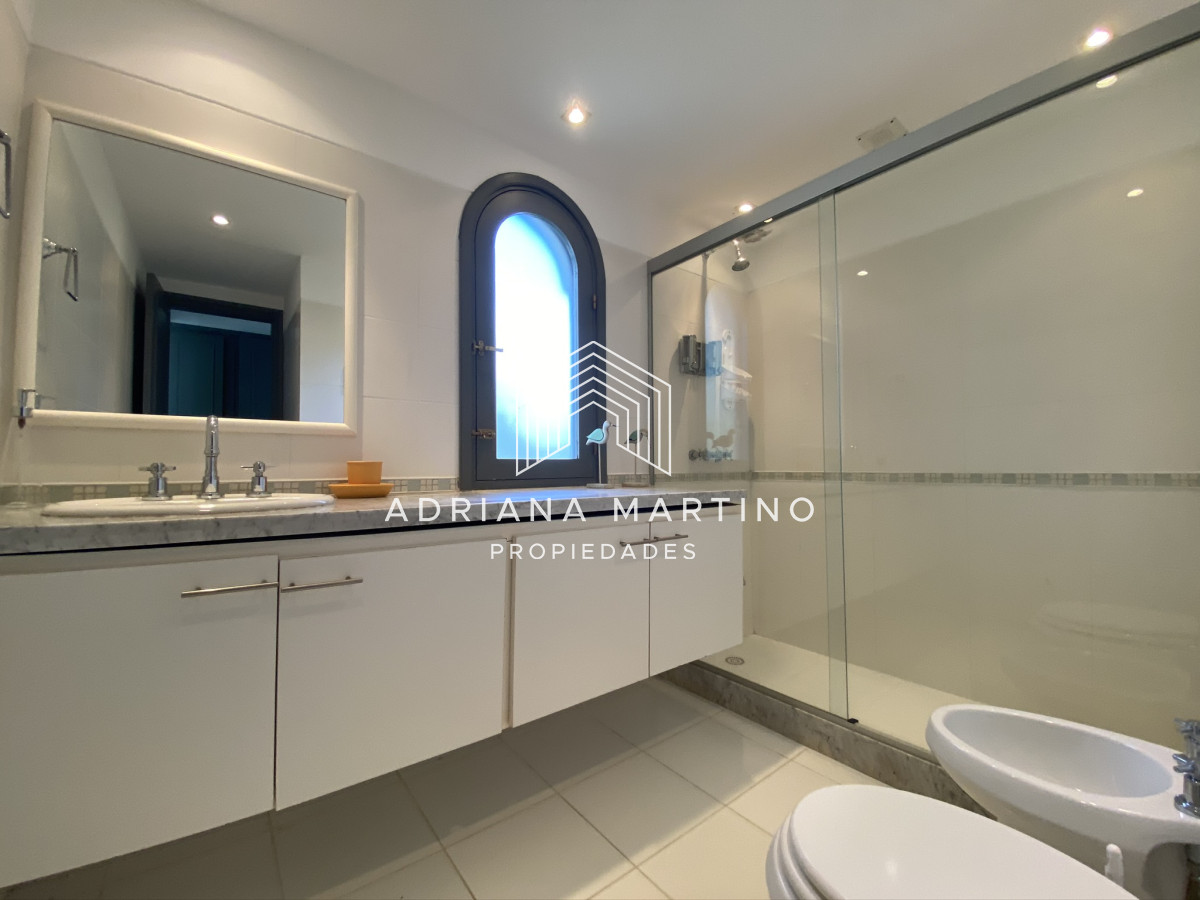 Casa ID.69318 - Casa en Playa Brava, espectacular ubicación.  5 dormitorios con baños en suite