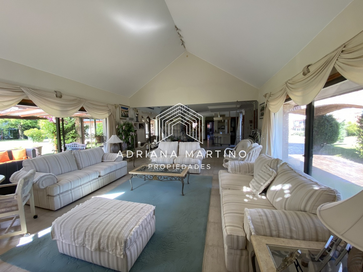 Casa ID.69114 - Espectacular casa a una cuadra de la playa. 7 dormitorios, 6 baños. Vista al mar. Amplios y luminosos ambientes, buena construcción. Buena ubicación