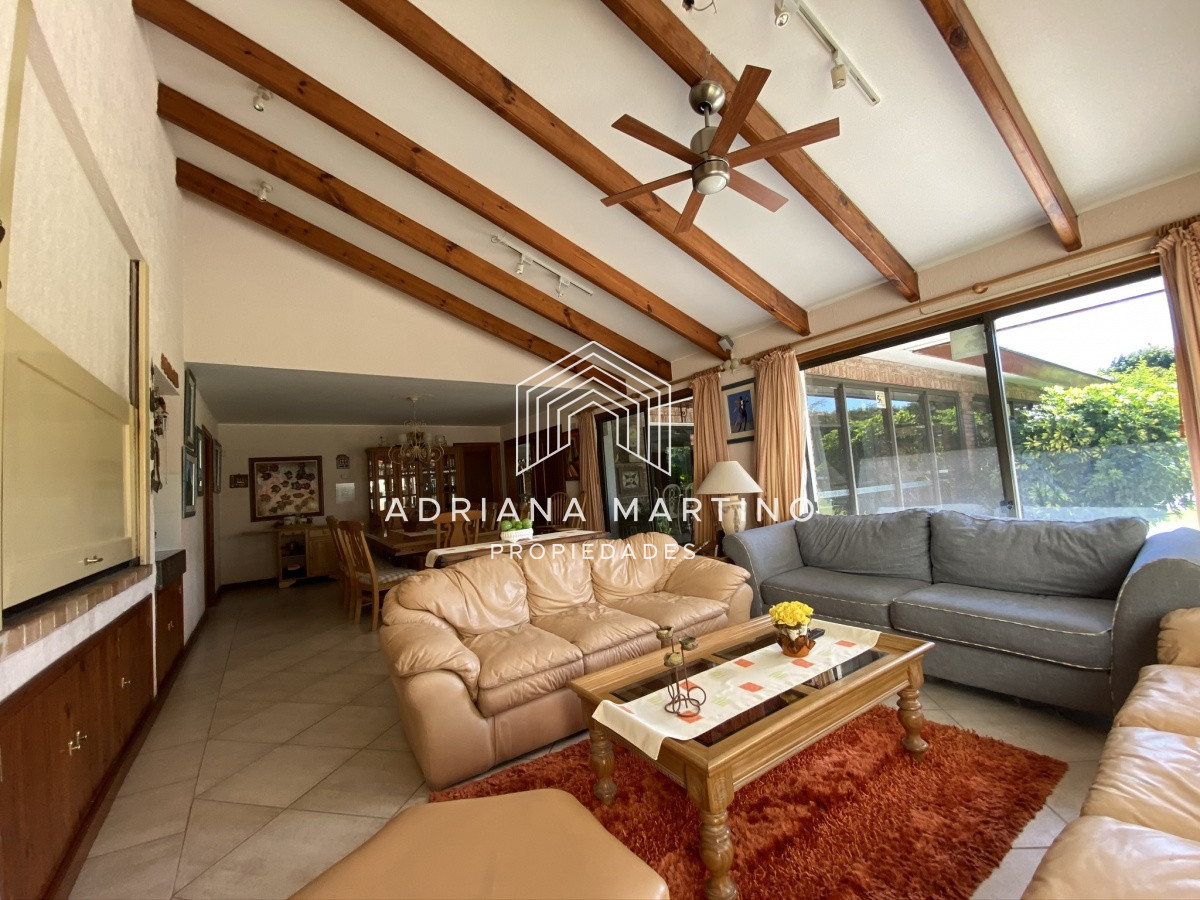 Casa ID.69114 - Espectacular casa a una cuadra de la playa. 7 dormitorios, 6 baños. Vista al mar. Amplios y luminosos ambientes, buena construcción. Buena ubicación
