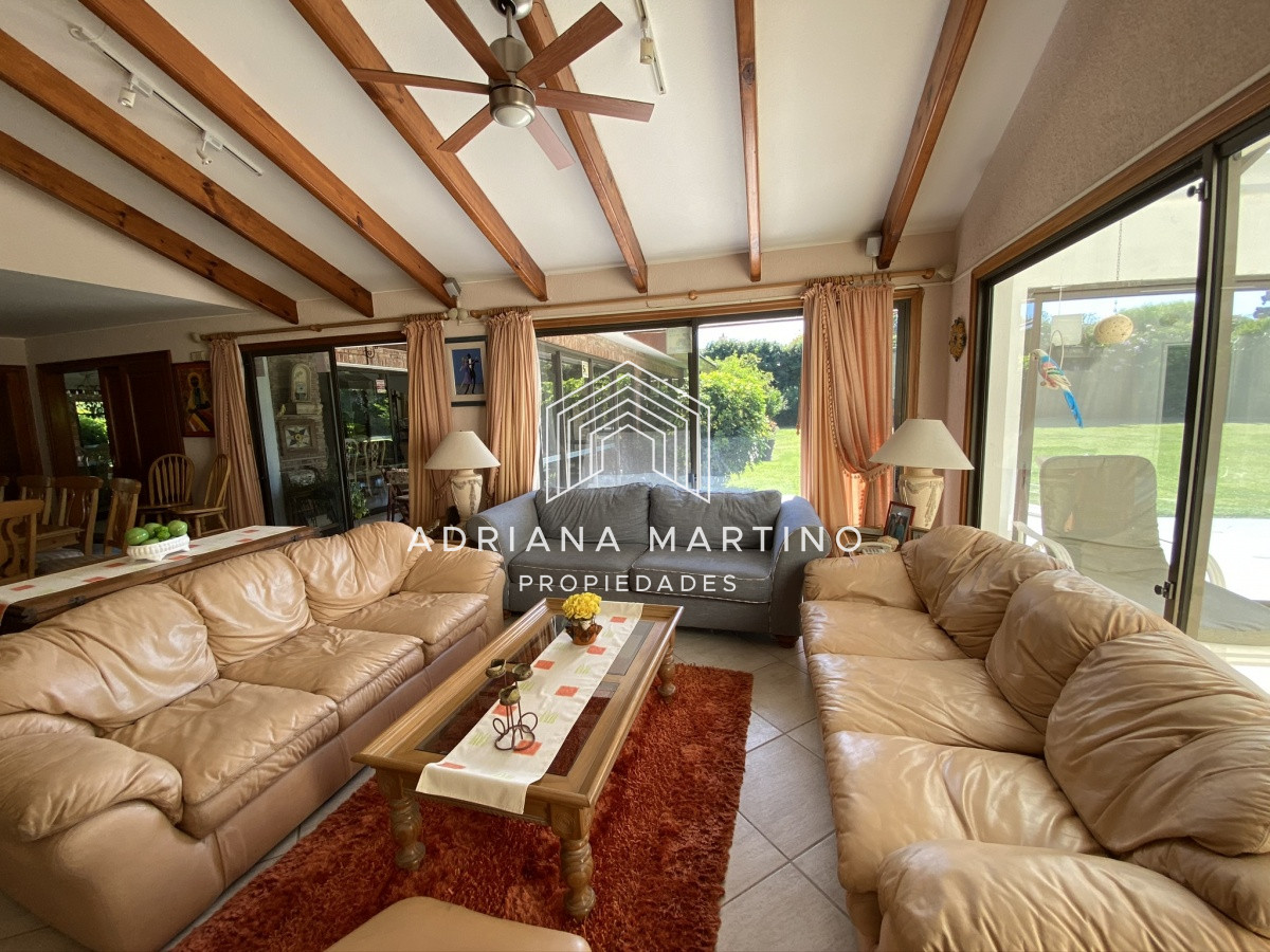 Casa ID.69114 - Espectacular casa a una cuadra de la playa. 7 dormitorios, 6 baños. Vista al mar. Amplios y luminosos ambientes, buena construcción. Buena ubicación