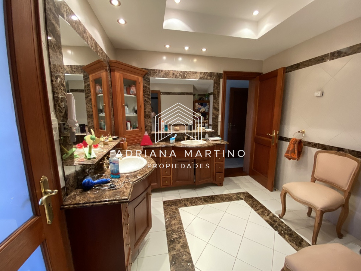Casa ID.69114 - Espectacular casa a una cuadra de la playa. 7 dormitorios, 6 baños. Vista al mar. Amplios y luminosos ambientes, buena construcción. Buena ubicación