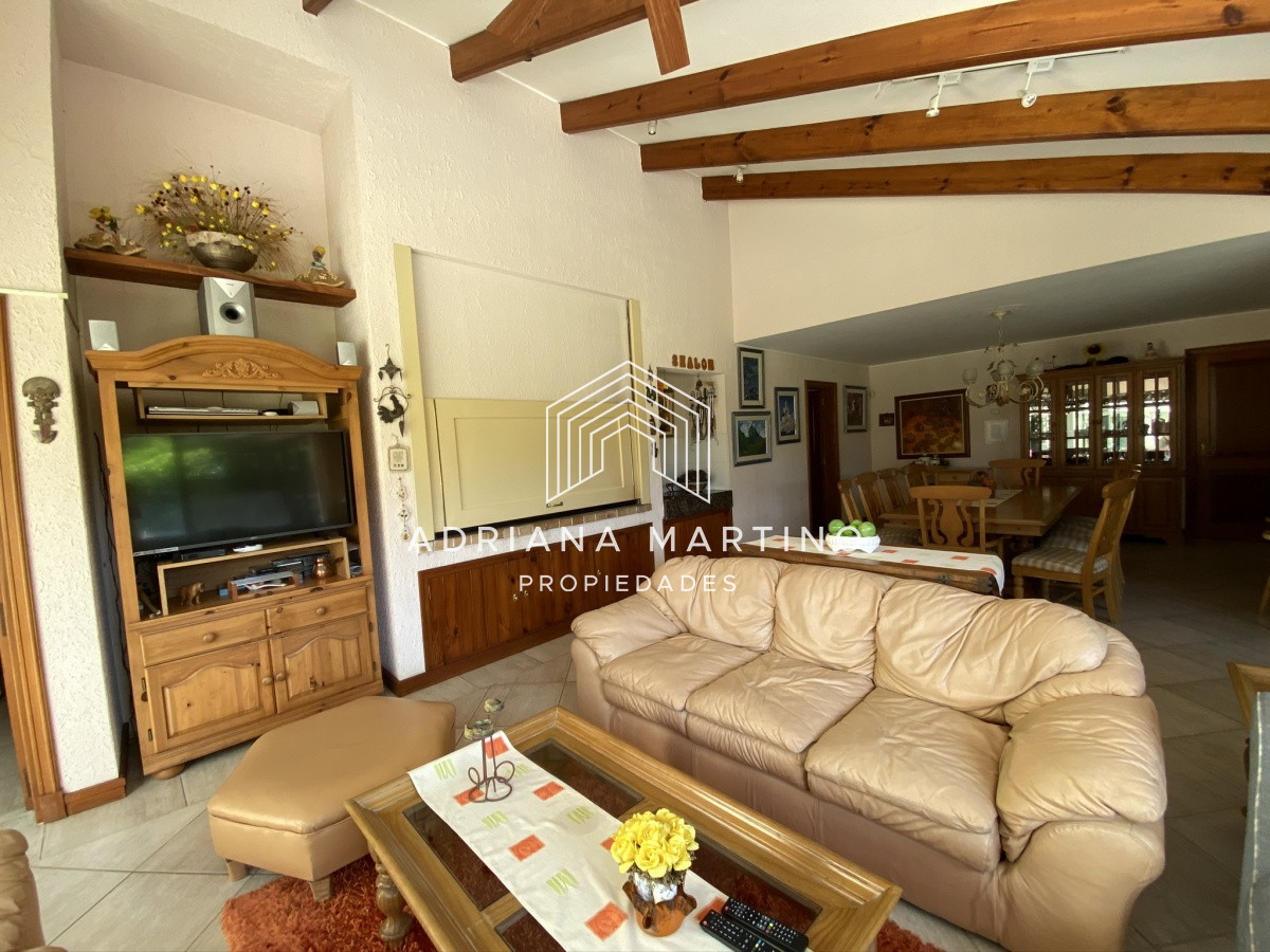 Casa ID.69114 - Espectacular casa a una cuadra de la playa. 7 dormitorios, 6 baños. Vista al mar. Amplios y luminosos ambientes, buena construcción. Buena ubicación