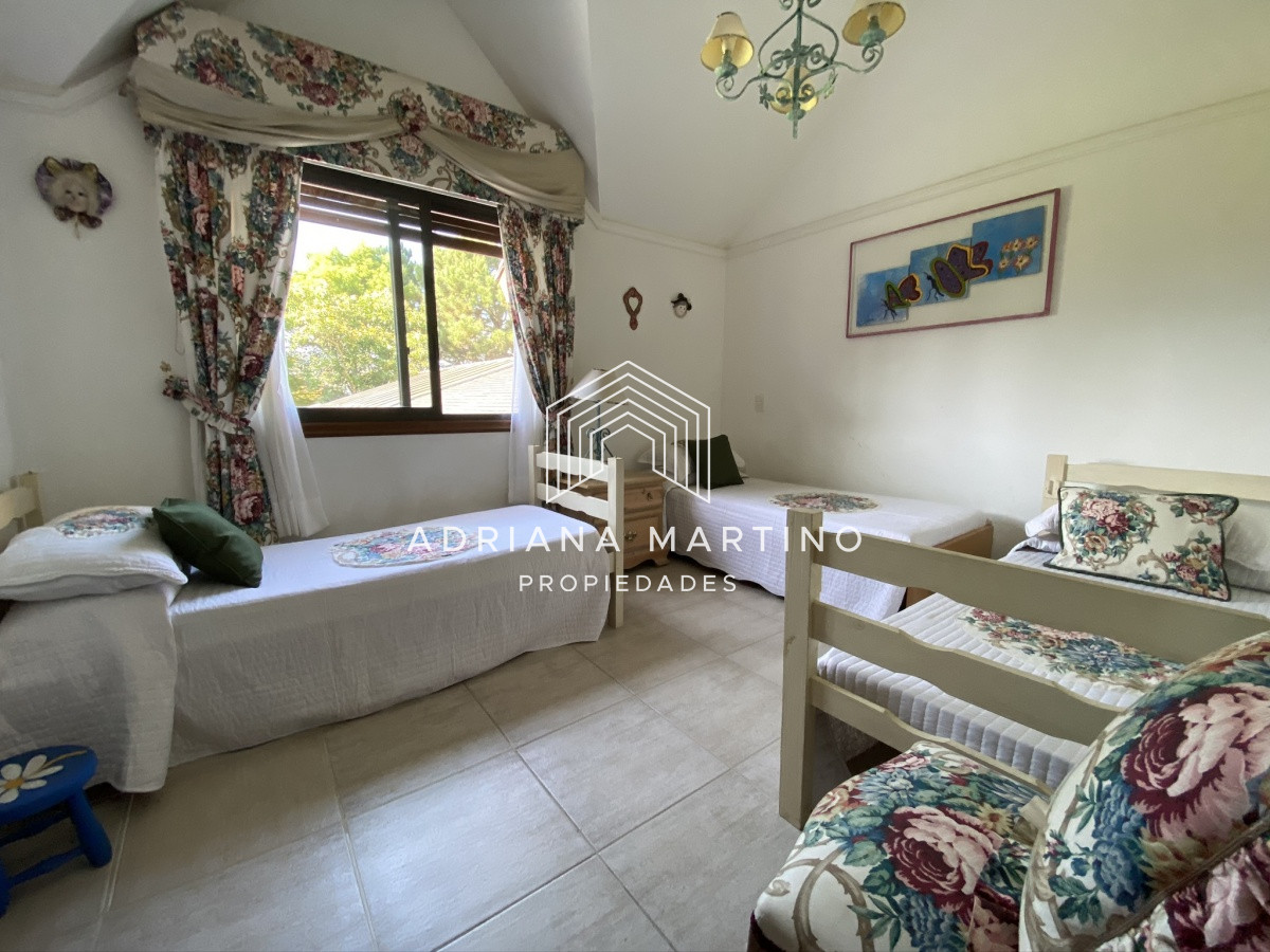 Casa ID.69114 - Espectacular casa a una cuadra de la playa. 7 dormitorios, 6 baños. Vista al mar. Amplios y luminosos ambientes, buena construcción. Buena ubicación