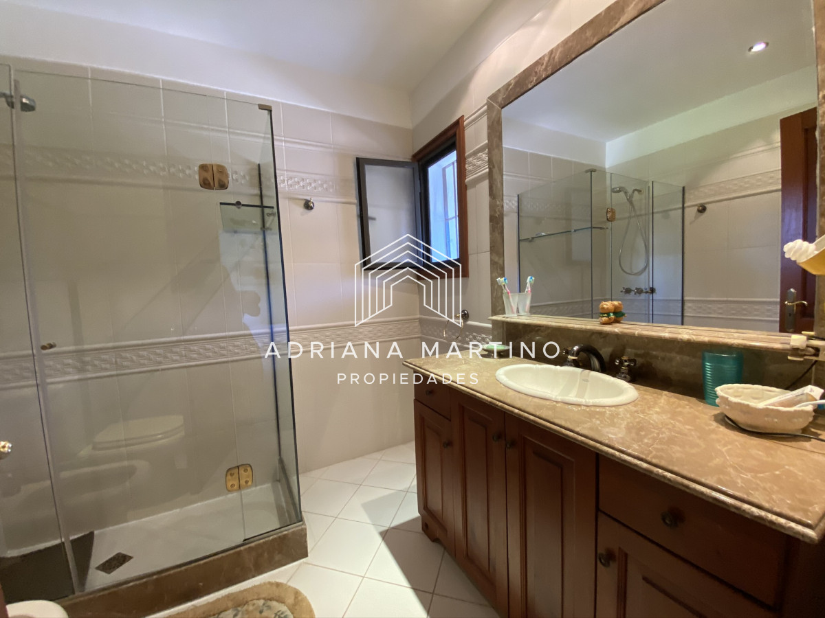 Casa ID.69114 - Espectacular casa a una cuadra de la playa. 7 dormitorios, 6 baños. Vista al mar. Amplios y luminosos ambientes, buena construcción. Buena ubicación