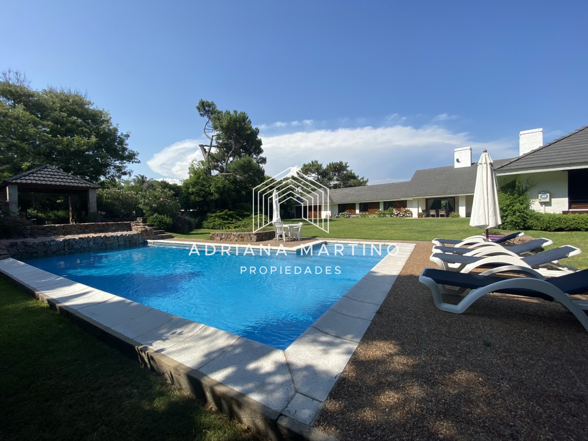Casa ID.34592 - Espectacular casa a pasos de playa brava Brava 5 dormitorios + doble dependencia ,piscina,gran parque y vista al mar