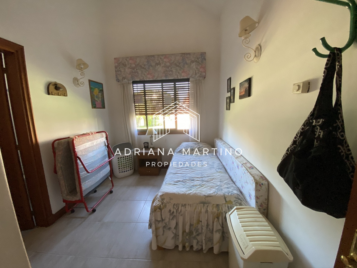 Casa ID.69114 - Espectacular casa a una cuadra de la playa. 7 dormitorios, 6 baños. Vista al mar. Amplios y luminosos ambientes, buena construcción. Buena ubicación