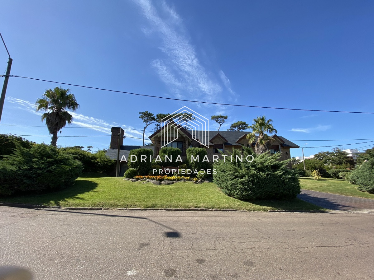 Casa ID.69114 - Espectacular casa a una cuadra de la playa. 7 dormitorios, 6 baños. Vista al mar. Amplios y luminosos ambientes, buena construcción. Buena ubicación