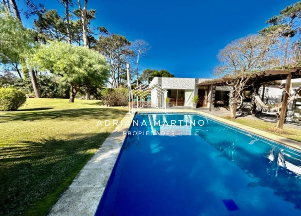 Casa ID.34091 - Casa en Rincón del Indio, a pocas cuadras del mar, con hermoso jardín y piscina