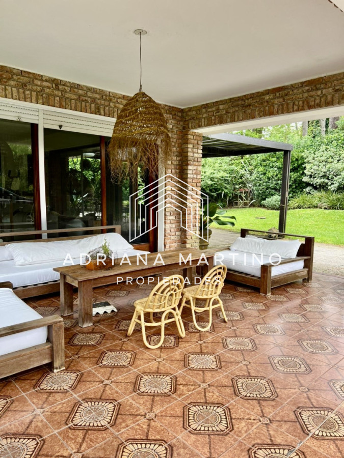 Casa ID.67494 - Casa en venta y alquiler anual, ubicada en un barrio muy tranquilo y con una excelente ubicación, ideal para vivir todo el año.