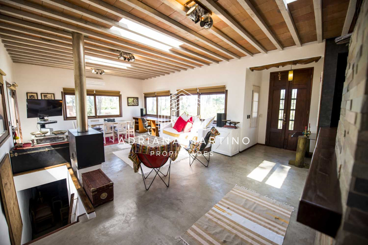 Cómoda casa ubicada en un precioso entorno. Amplios  y cálidos espacios. - GoPunta - Portal Inmobiliario de Punta del Este - Maldonado