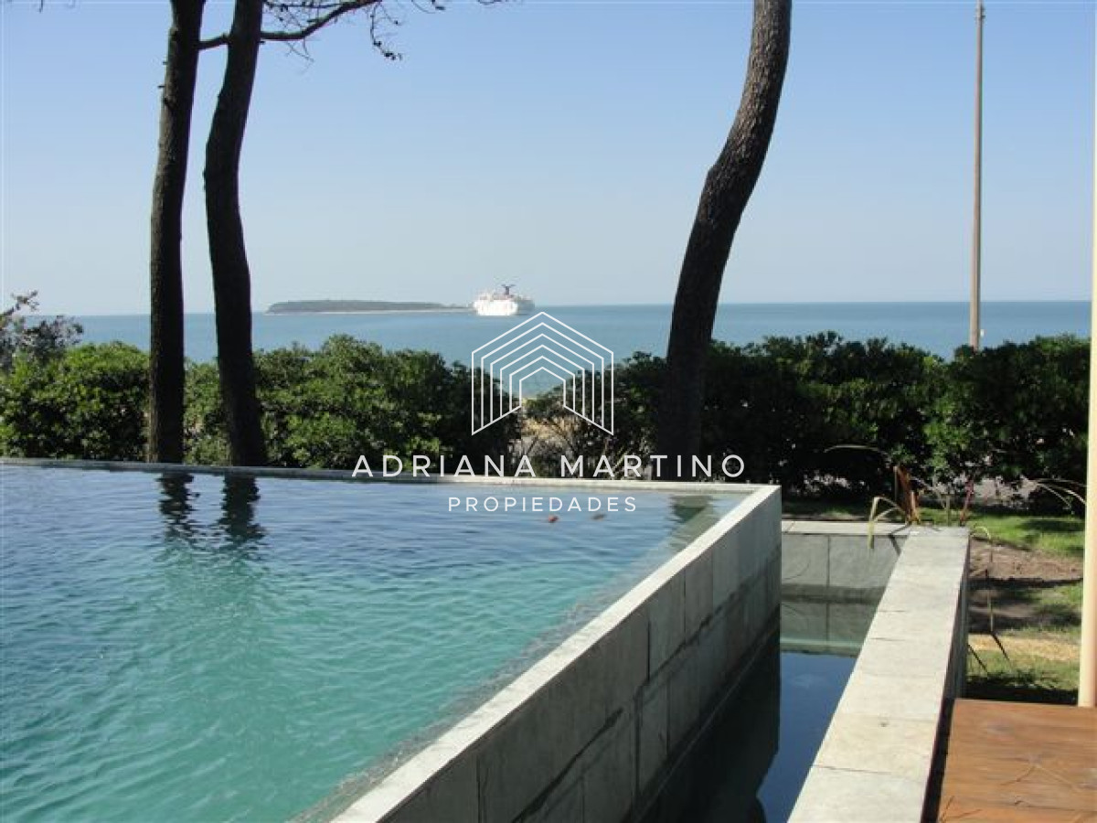 Casa ID.32672 - Magnifica casa ubicada frente a playa mansa, con espectacular vista al mar.