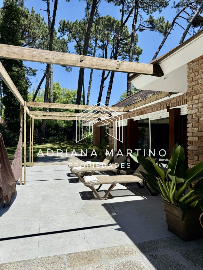 Casa ID.67494 - Casa en venta y alquiler anual, ubicada en un barrio muy tranquilo y con una excelente ubicación, ideal para vivir todo el año.