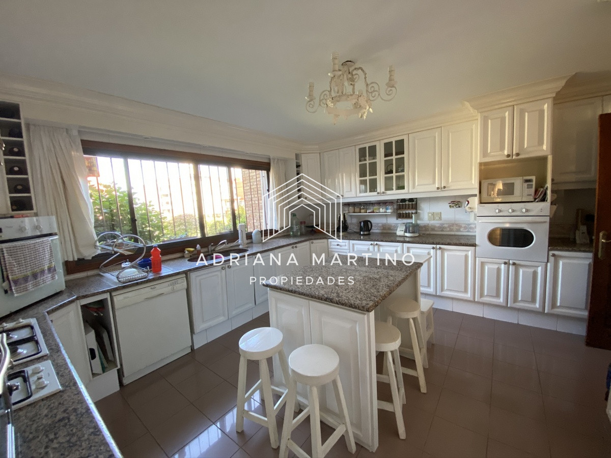 Casa ID.69114 - Espectacular casa a una cuadra de la playa. 7 dormitorios, 6 baños. Vista al mar. Amplios y luminosos ambientes, buena construcción. Buena ubicación