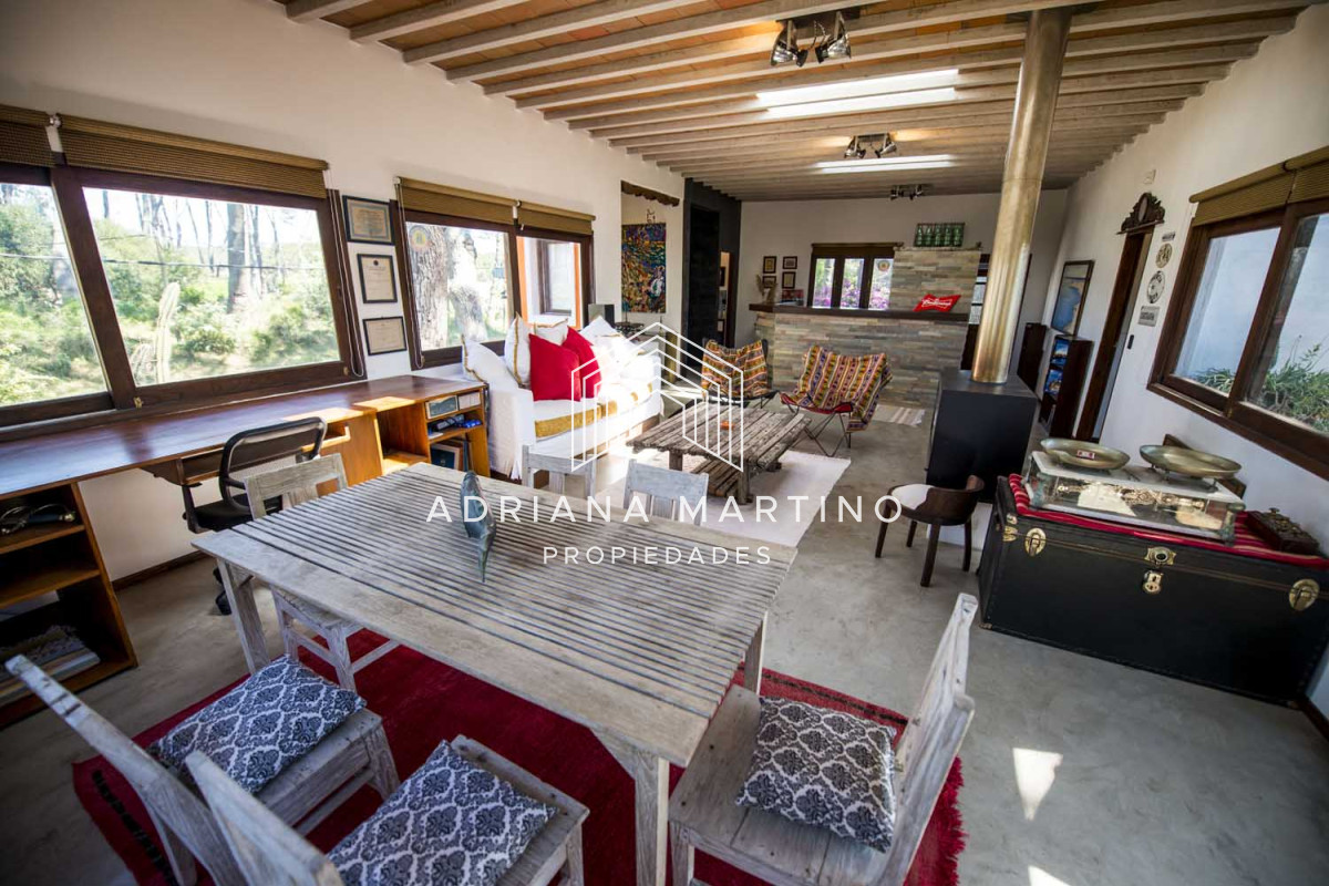 Cómoda casa ubicada en un precioso entorno. Amplios  y cálidos espacios. - GoPunta - Portal Inmobiliario de Punta del Este - Maldonado