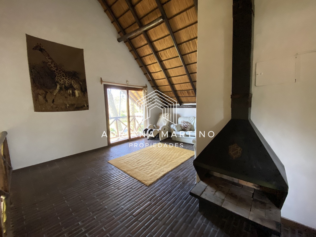 Casa ID.33379 - Casa en Pinares. Tres dormitorios, uno en suite, toilette, living comedor, dependencia de servicio. Piscina.