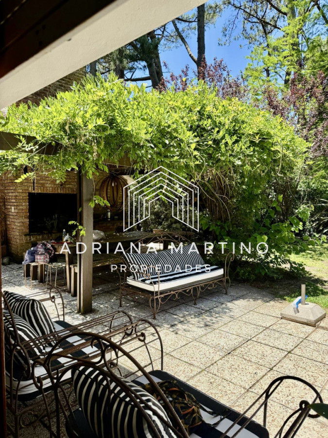 Casa ID.67494 - Casa en venta y alquiler anual, ubicada en un barrio muy tranquilo y con una excelente ubicación, ideal para vivir todo el año.