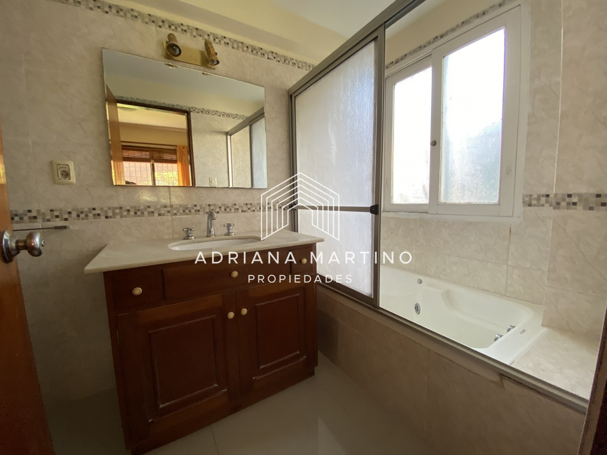 Casa ID.33379 - Casa en Pinares. Tres dormitorios, uno en suite, toilette, living comedor, dependencia de servicio. Piscina.