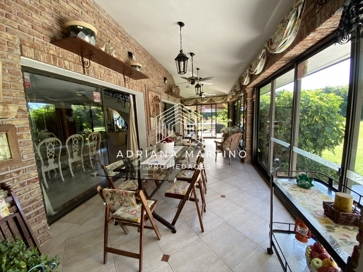 Casa ID.69114 - Espectacular casa a una cuadra de la playa. 7 dormitorios, 6 baños. Vista al mar. Amplios y luminosos ambientes, buena construcción. Buena ubicación