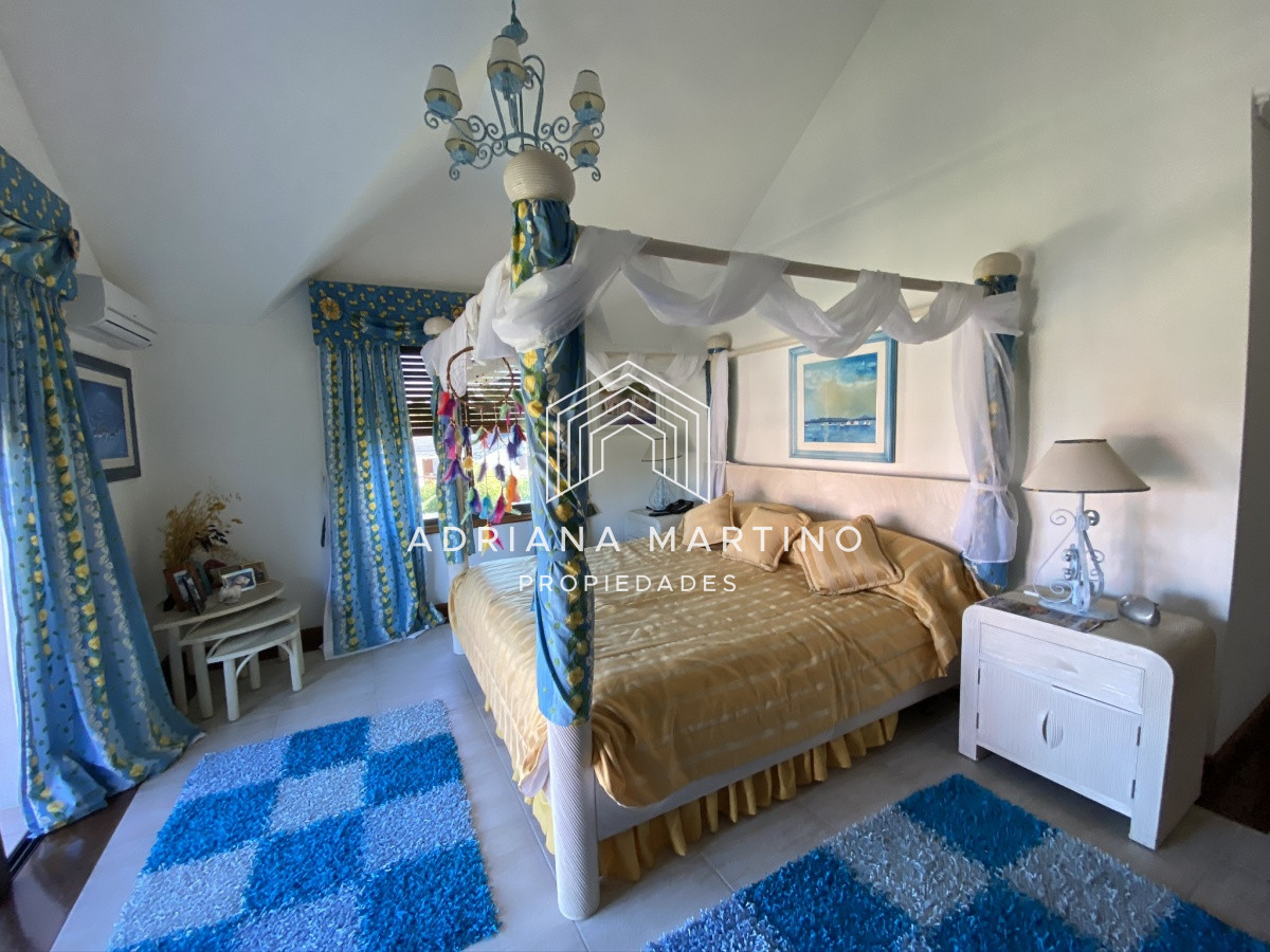 Casa ID.69114 - Espectacular casa a una cuadra de la playa. 7 dormitorios, 6 baños. Vista al mar. Amplios y luminosos ambientes, buena construcción. Buena ubicación