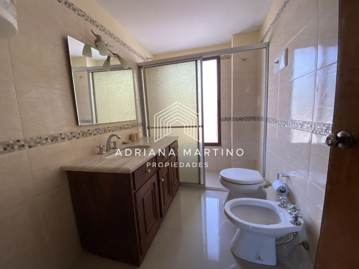 Casa ID.33379 - Casa en Pinares. Tres dormitorios, uno en suite, toilette, living comedor, dependencia de servicio. Piscina.