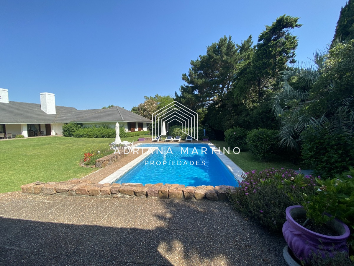Casa ID.34592 - Espectacular casa a pasos de playa brava Brava 5 dormitorios + doble dependencia ,piscina,gran parque y vista al mar