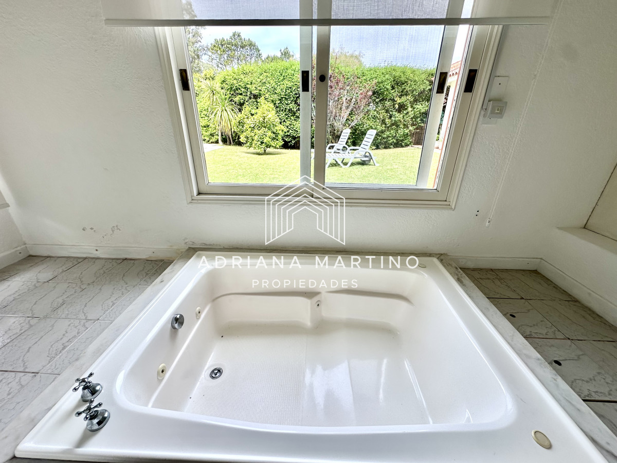 Casa ID.34129 - Casa en venta y alquiler temporal a metros de Playa Brava, Punta del Este