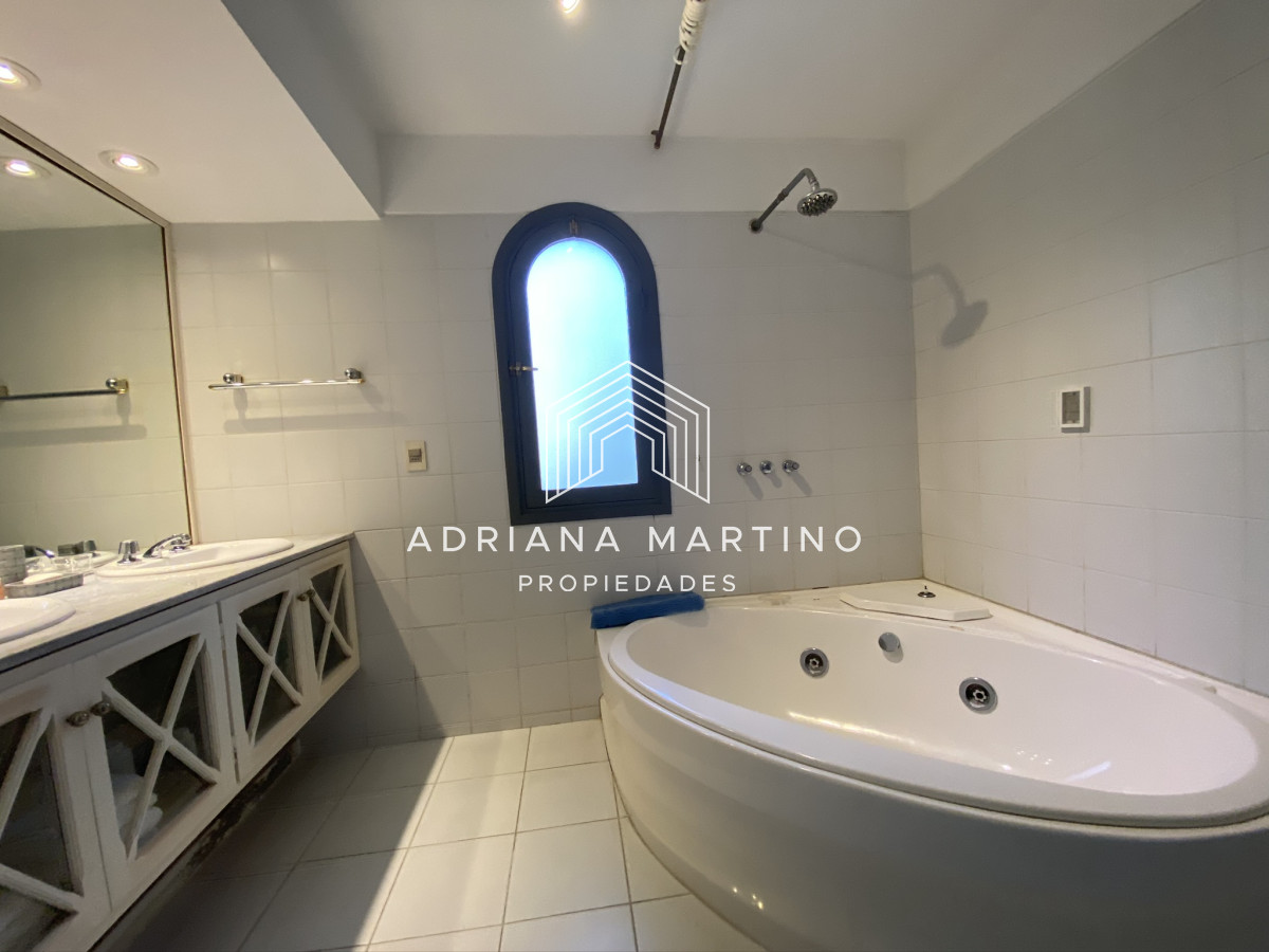 Casa ID.69318 - Casa en Playa Brava, espectacular ubicación.  5 dormitorios con baños en suite