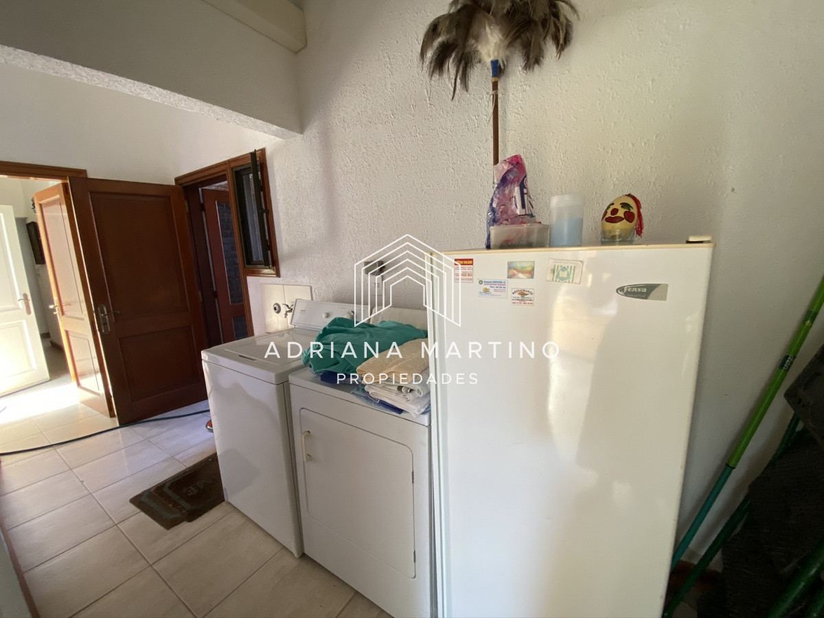 Casa ID.69114 - Espectacular casa a una cuadra de la playa. 7 dormitorios, 6 baños. Vista al mar. Amplios y luminosos ambientes, buena construcción. Buena ubicación