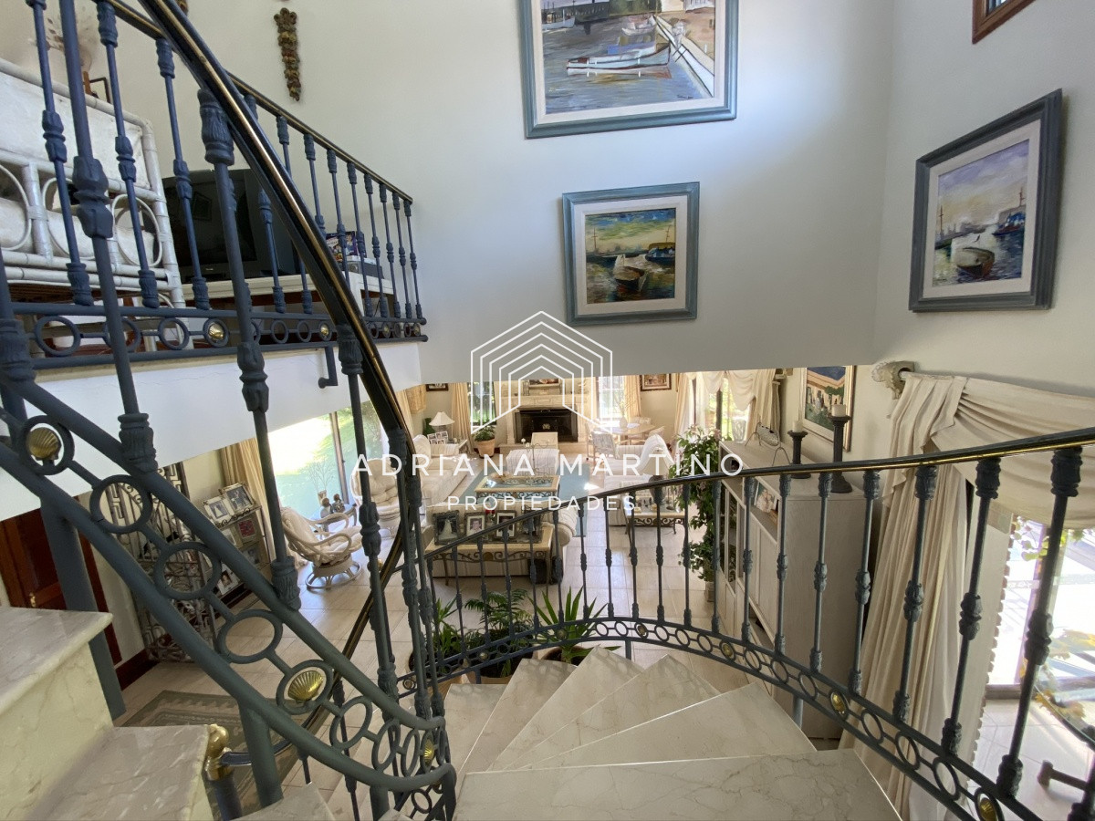 Casa ID.69114 - Espectacular casa a una cuadra de la playa. 7 dormitorios, 6 baños. Vista al mar. Amplios y luminosos ambientes, buena construcción. Buena ubicación