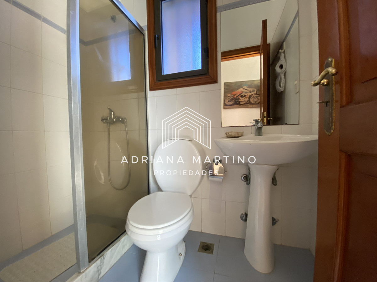 Casa ID.69114 - Espectacular casa a una cuadra de la playa. 7 dormitorios, 6 baños. Vista al mar. Amplios y luminosos ambientes, buena construcción. Buena ubicación