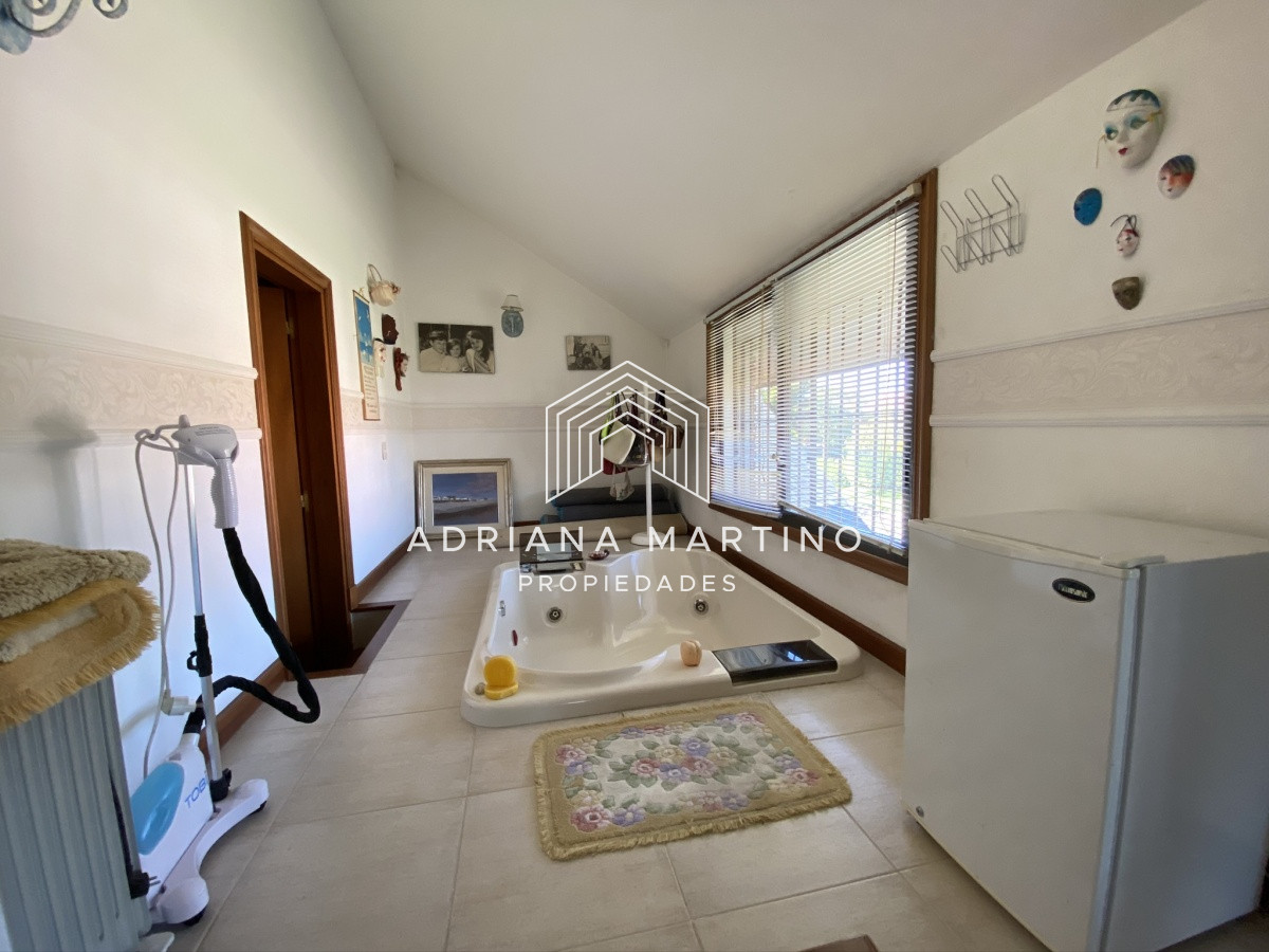 Casa ID.69114 - Espectacular casa a una cuadra de la playa. 7 dormitorios, 6 baños. Vista al mar. Amplios y luminosos ambientes, buena construcción. Buena ubicación