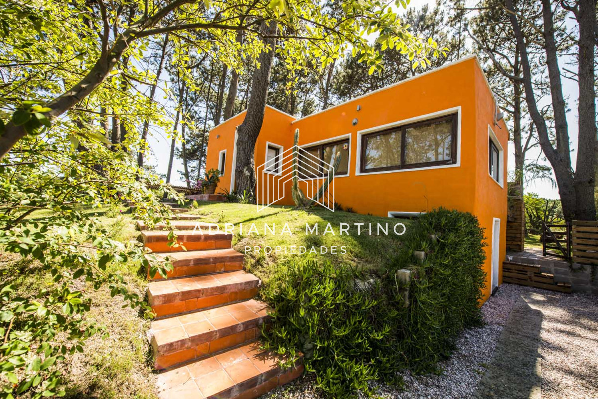 Cómoda casa ubicada en un precioso entorno. Amplios  y cálidos espacios. - GoPunta - Portal Inmobiliario de Punta del Este - Maldonado