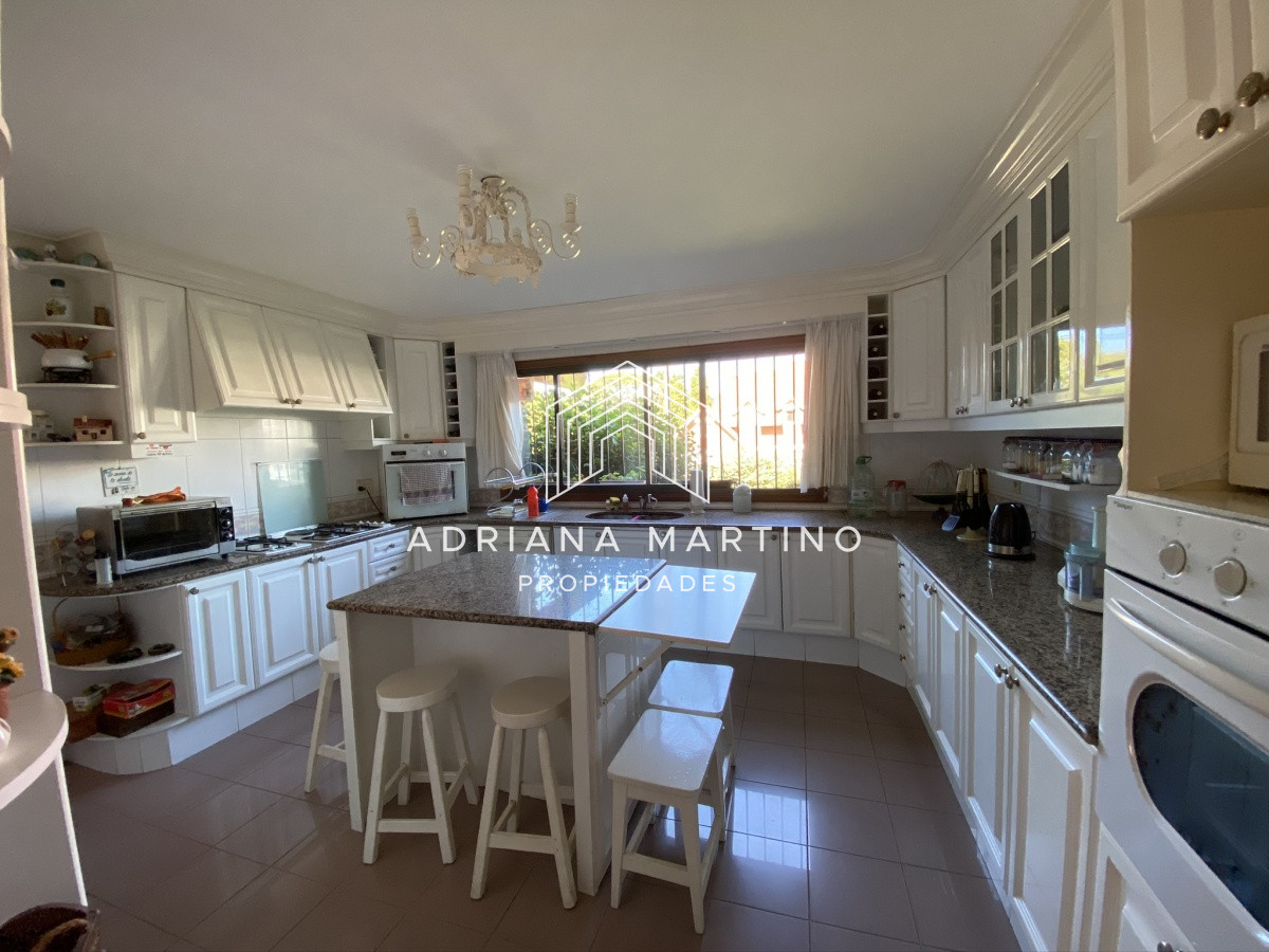 Casa ID.69114 - Espectacular casa a una cuadra de la playa. 7 dormitorios, 6 baños. Vista al mar. Amplios y luminosos ambientes, buena construcción. Buena ubicación