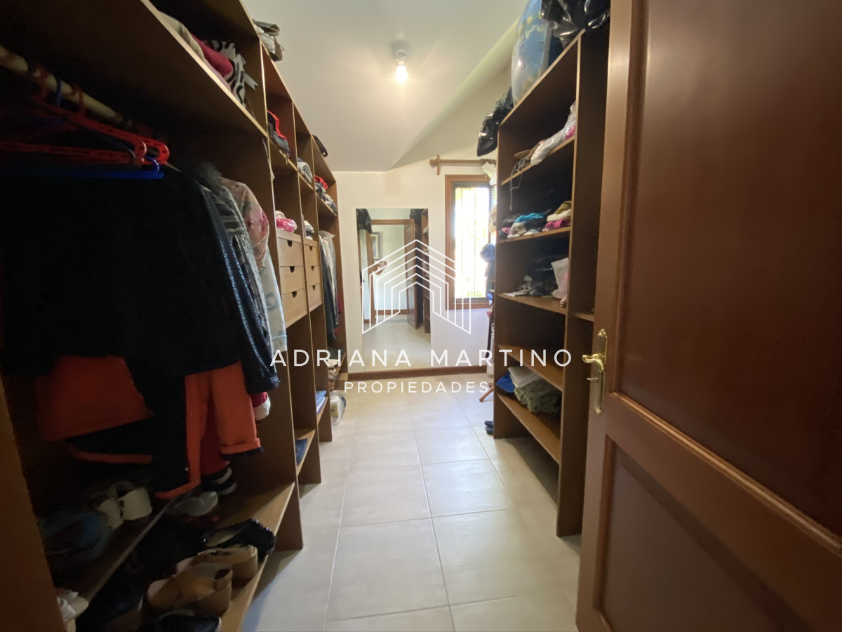 Casa ID.69114 - Espectacular casa a una cuadra de la playa. 7 dormitorios, 6 baños. Vista al mar. Amplios y luminosos ambientes, buena construcción. Buena ubicación