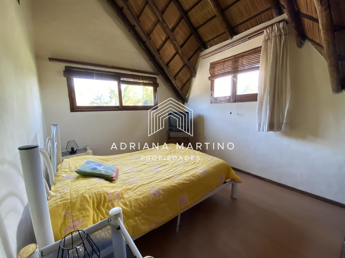 Casa ID.33379 - Casa en Pinares. Tres dormitorios, uno en suite, toilette, living comedor, dependencia de servicio. Piscina.