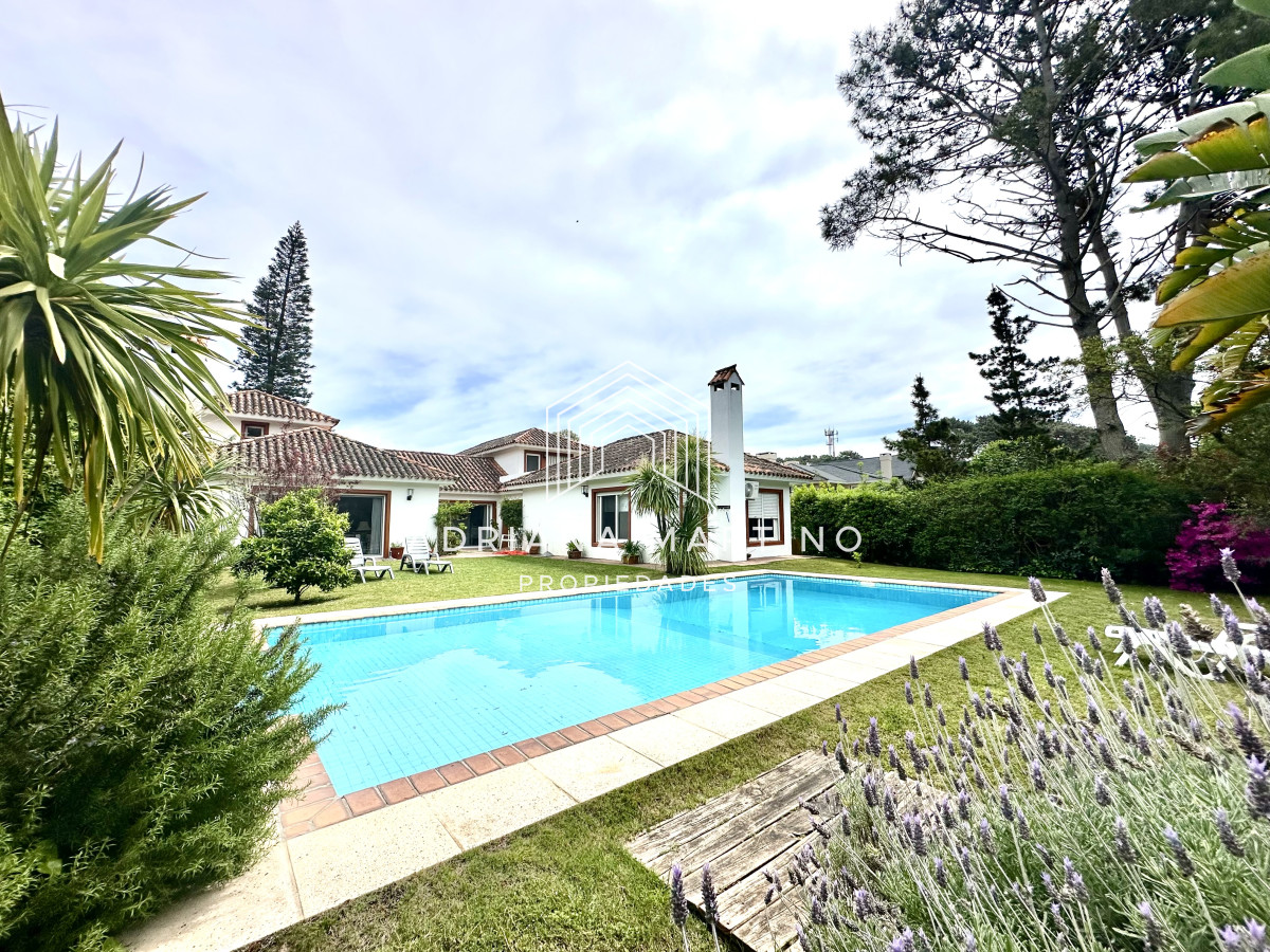 Casa ID.34129 - Casa en venta y alquiler temporal a metros de Playa Brava, Punta del Este