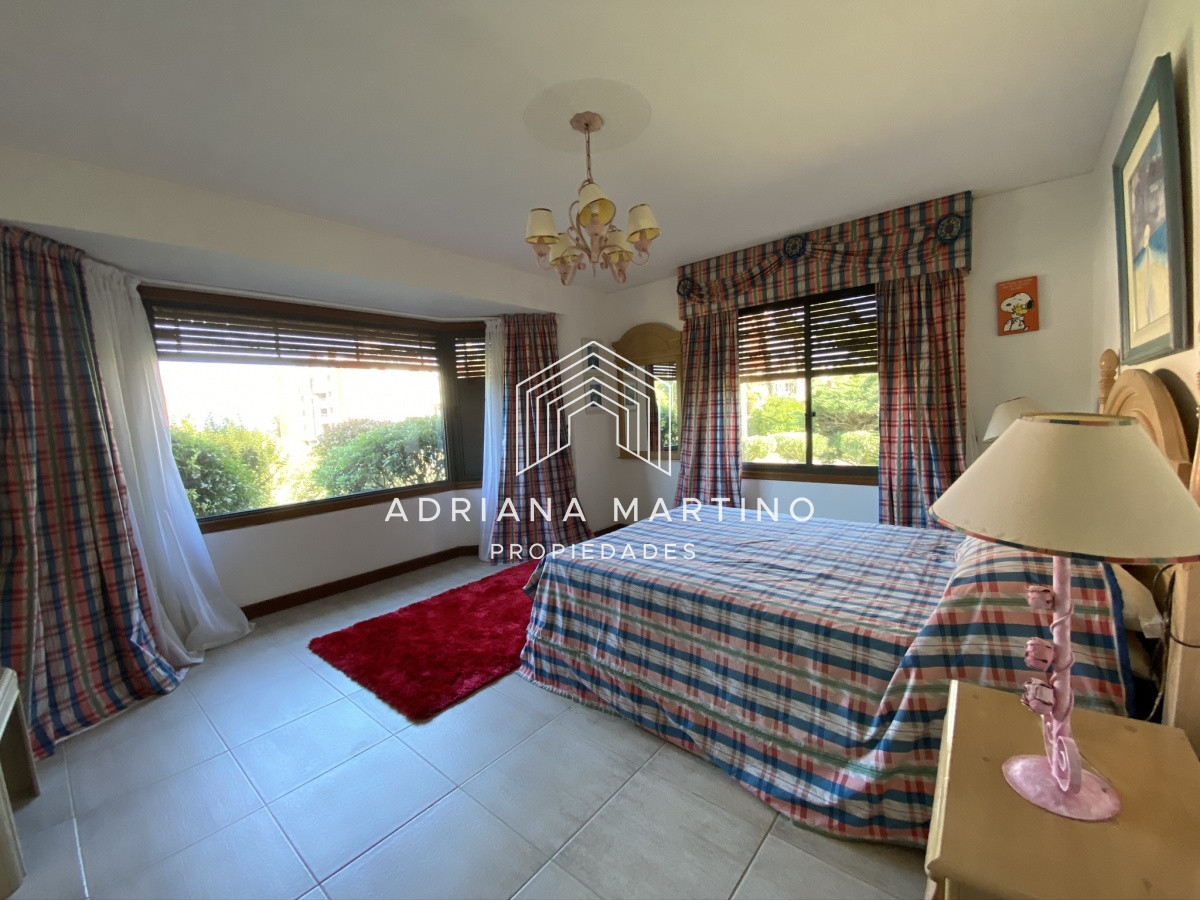 Casa ID.69114 - Espectacular casa a una cuadra de la playa. 7 dormitorios, 6 baños. Vista al mar. Amplios y luminosos ambientes, buena construcción. Buena ubicación