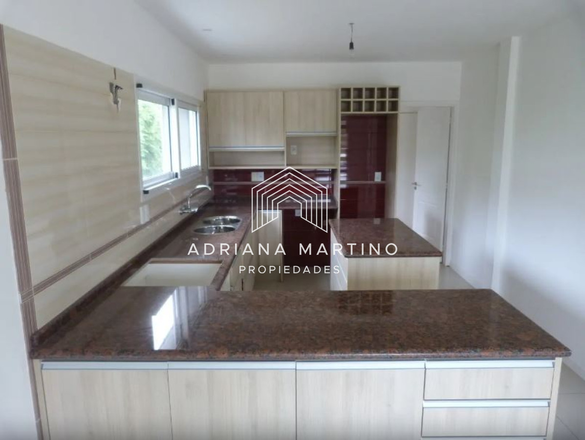 Casa modera 4 dormitorios en Pinares - GoPunta - Portal Inmobiliario de Punta del Este - Maldonado