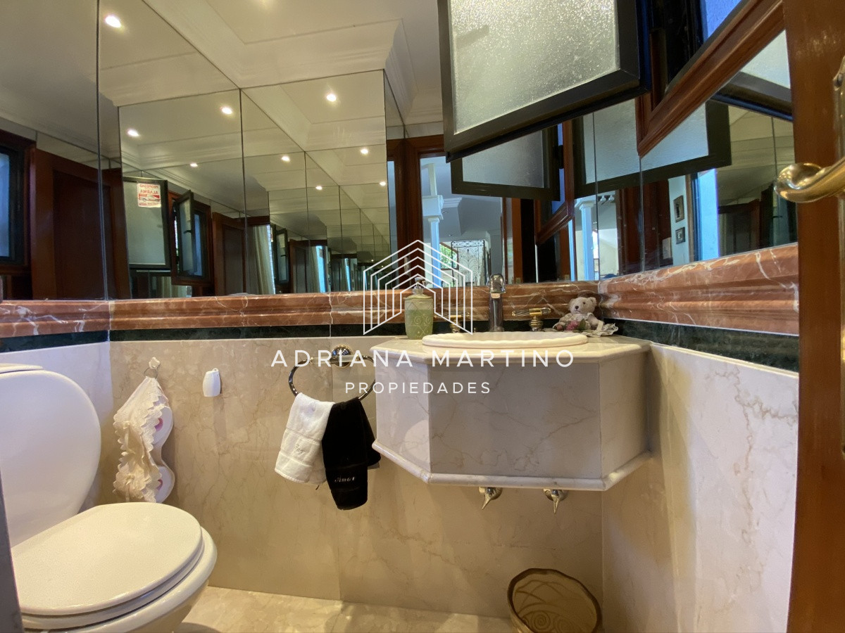Casa ID.69114 - Espectacular casa a una cuadra de la playa. 7 dormitorios, 6 baños. Vista al mar. Amplios y luminosos ambientes, buena construcción. Buena ubicación