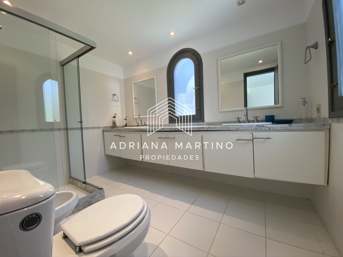 Casa ID.69318 - Casa en Playa Brava, espectacular ubicación.  5 dormitorios con baños en suite