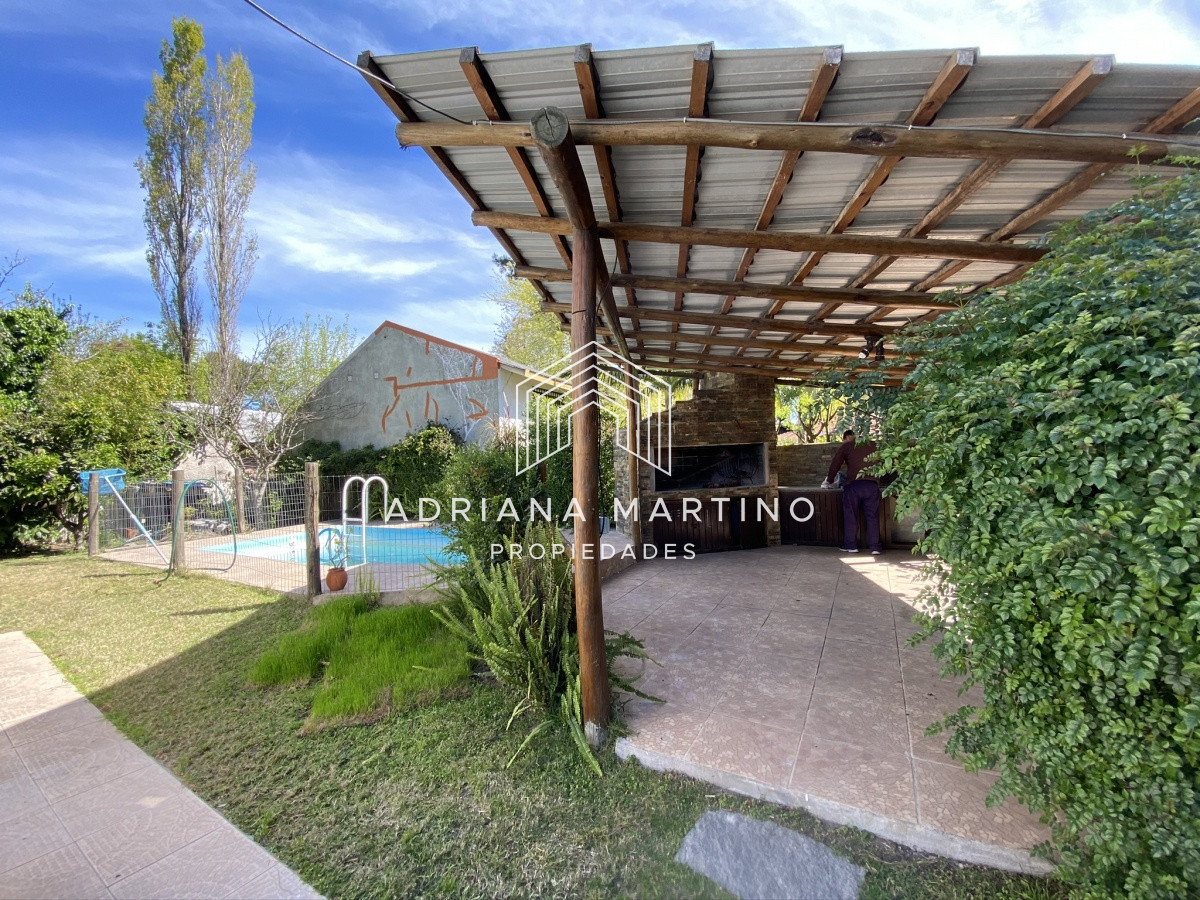 Casa ID.33379 - Casa en Pinares. Tres dormitorios, uno en suite, toilette, living comedor, dependencia de servicio. Piscina.