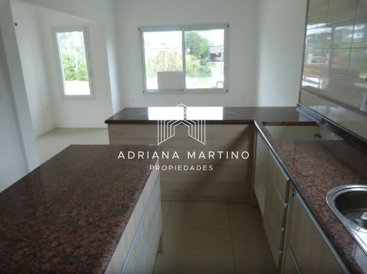 Casa modera 4 dormitorios en Pinares - GoPunta - Portal Inmobiliario de Punta del Este - Maldonado