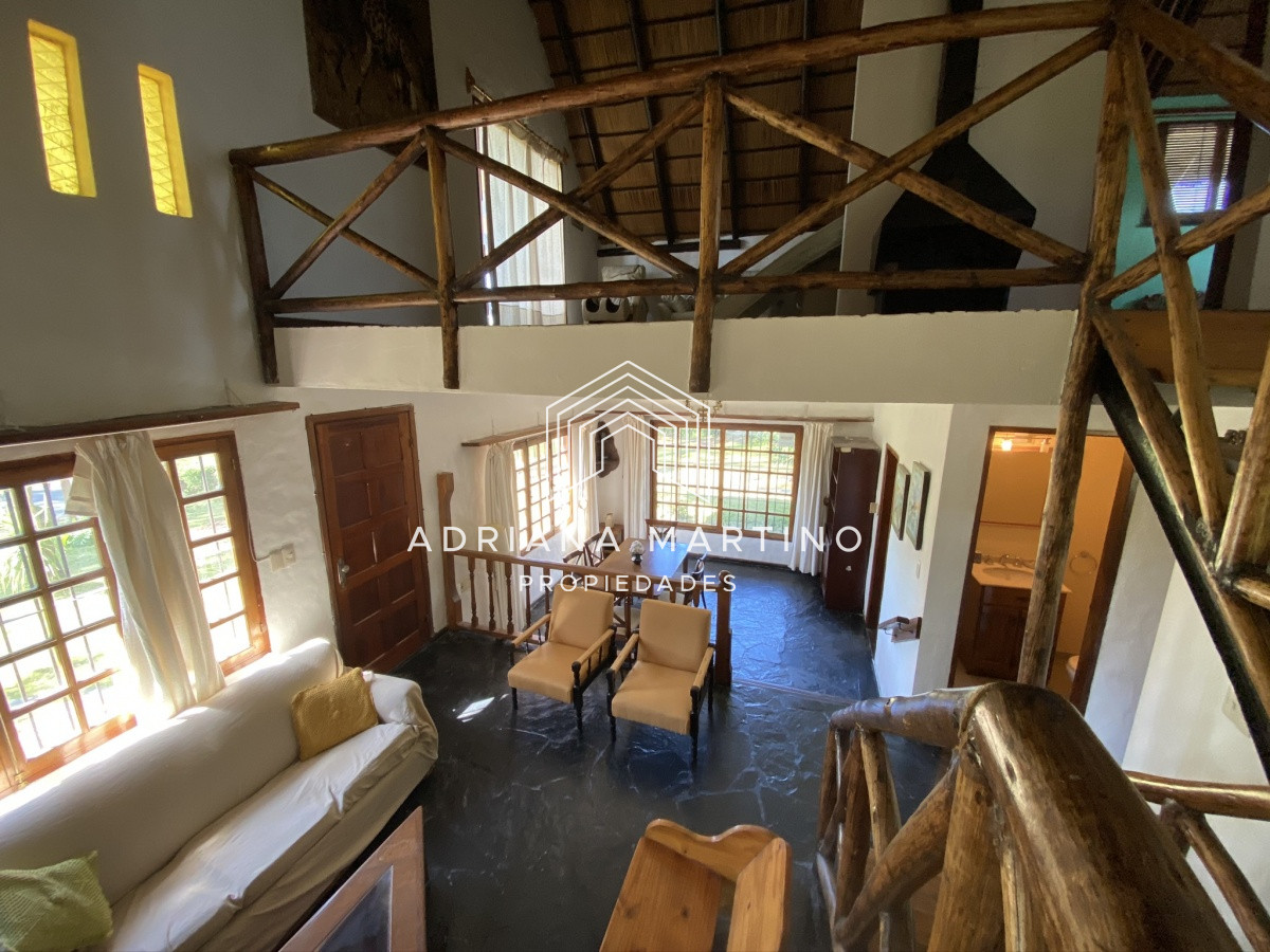 Casa ID.33379 - Casa en Pinares. Tres dormitorios, uno en suite, toilette, living comedor, dependencia de servicio. Piscina.